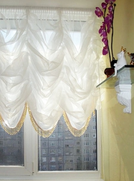 С помощью узкой шторной ленты можно получить шторы Маркиза и укоротить старую тюль не обрезая