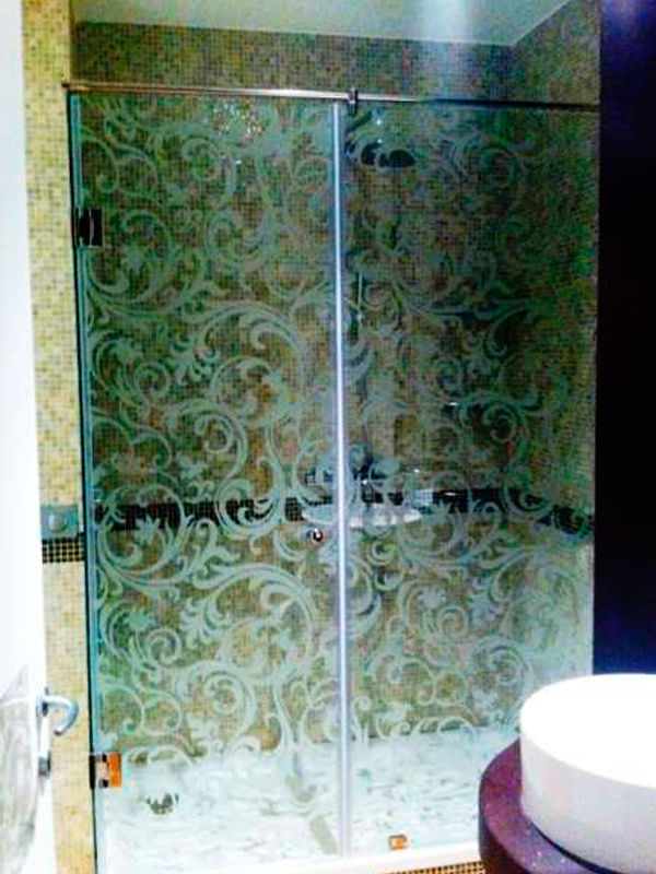 Шторка стеклянная с рисунком в ванную