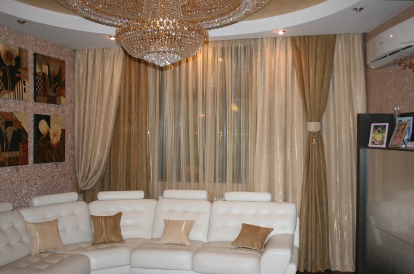 Бежево коричневые шторы с блеском в гостиной фото