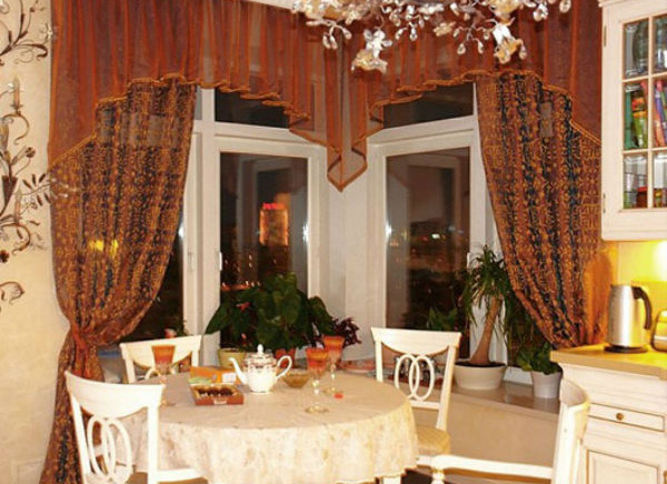 Ламбрекен и шторы из вуали для кухни коричневого цвета