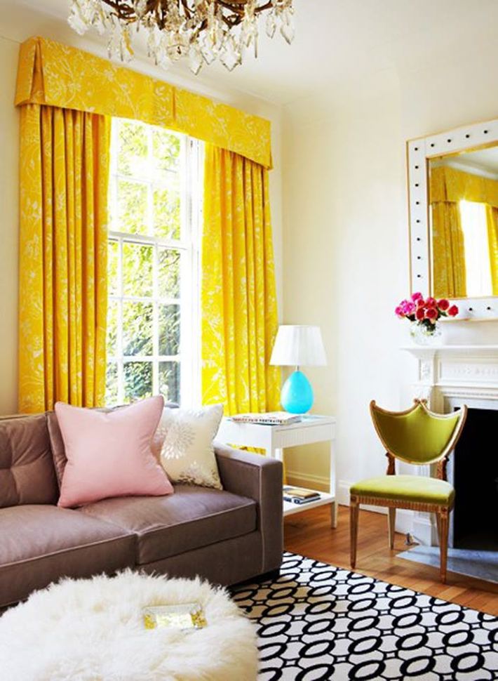 Желтые яркие шторы дизайн гостиной фото