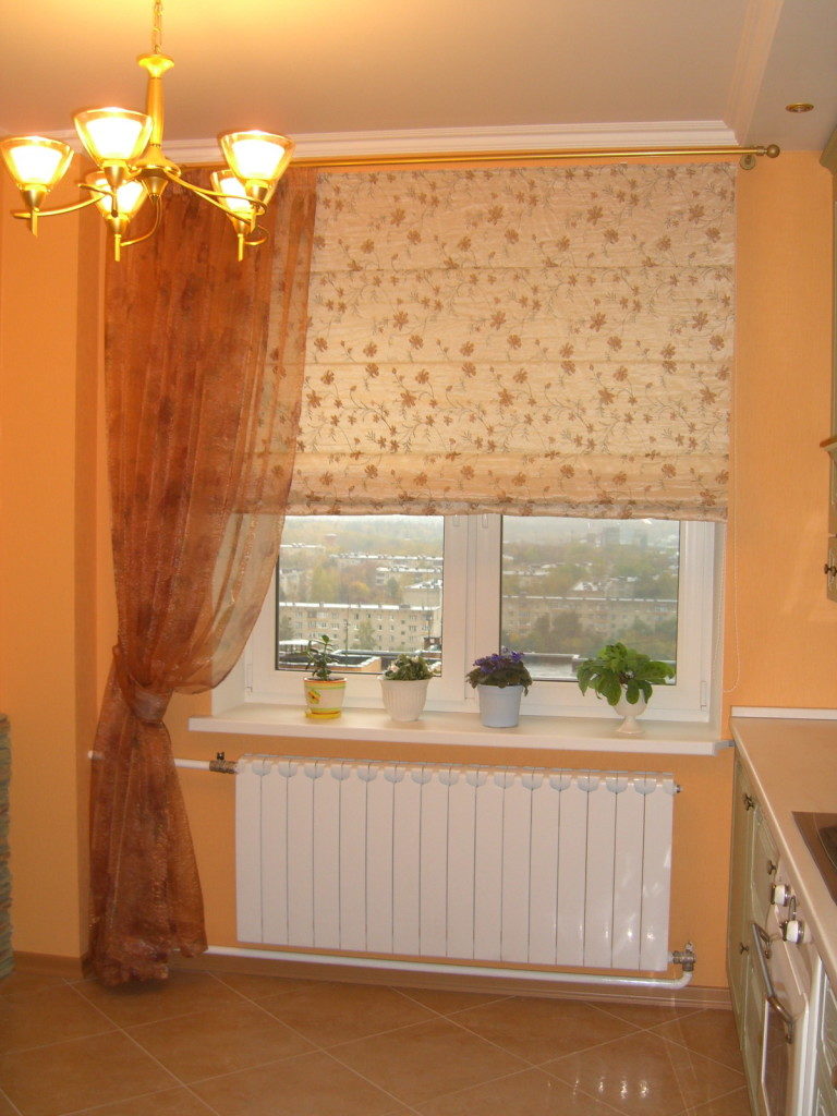 Рулонные шторы в цветочек на кухне