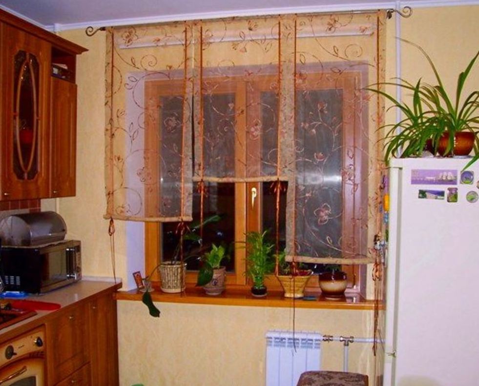 Красивое оформление окна на кухне