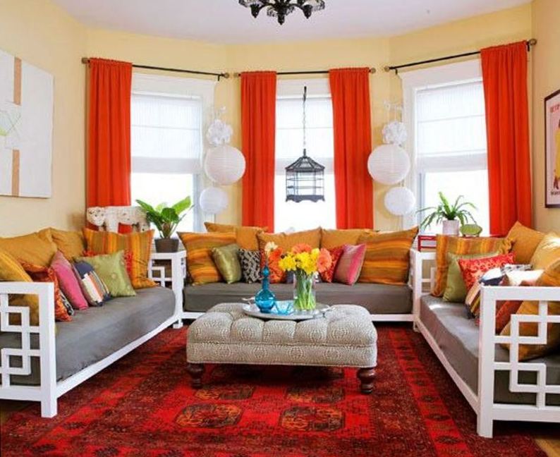 Оранжевые шторы в гостиной какого цвета обои