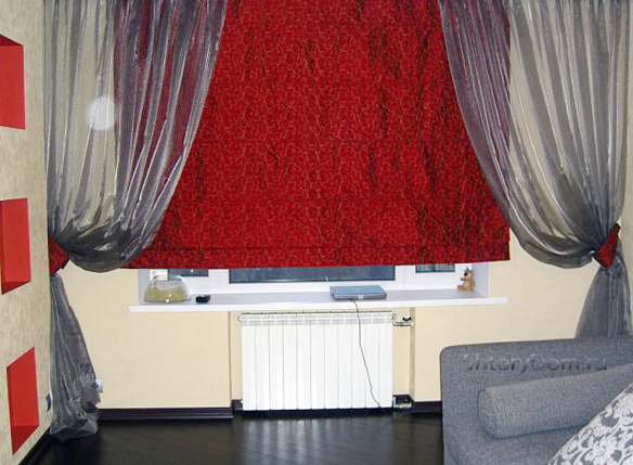 Яркая римская штора в гостиной