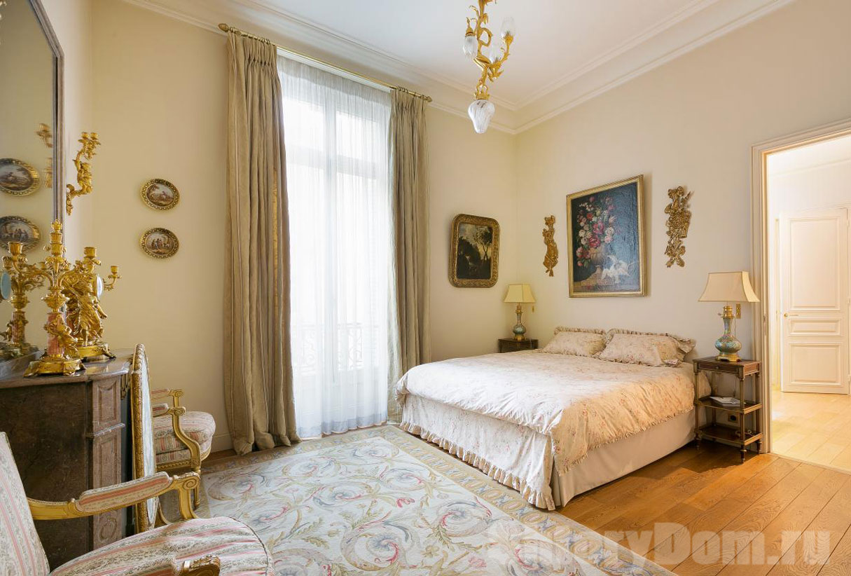 Спальня в классическом стиле с парчовыми шторами