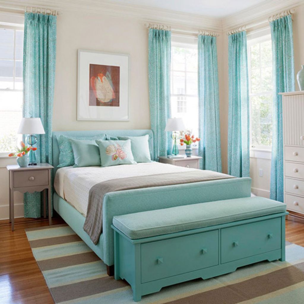 Голубые тонкие занавески в интерьере спальни