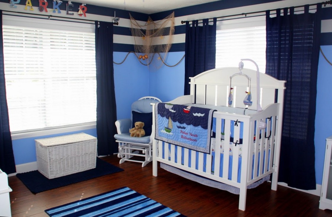 Детская комната украшена портьерами темно синего цвета