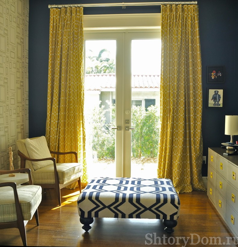 Желтые шторы в интерьере голубой гостиной фото