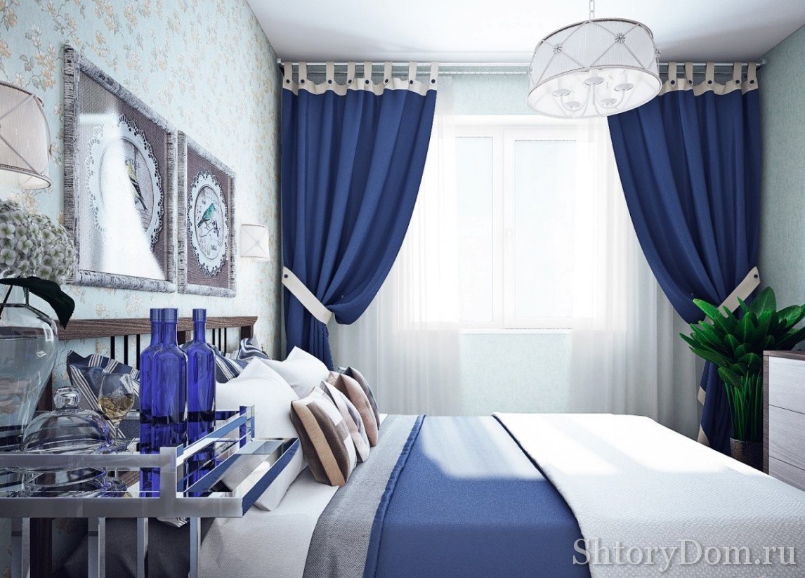 Спальня с синими портьерами