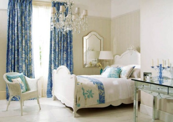 Голубые с синим пестрые шторы в спальне