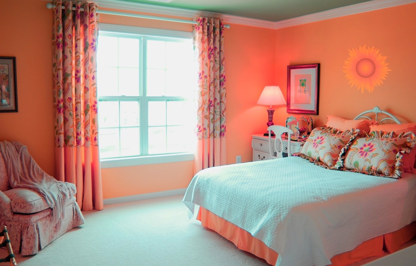 Персиковые шторы в спальне девочки подростка