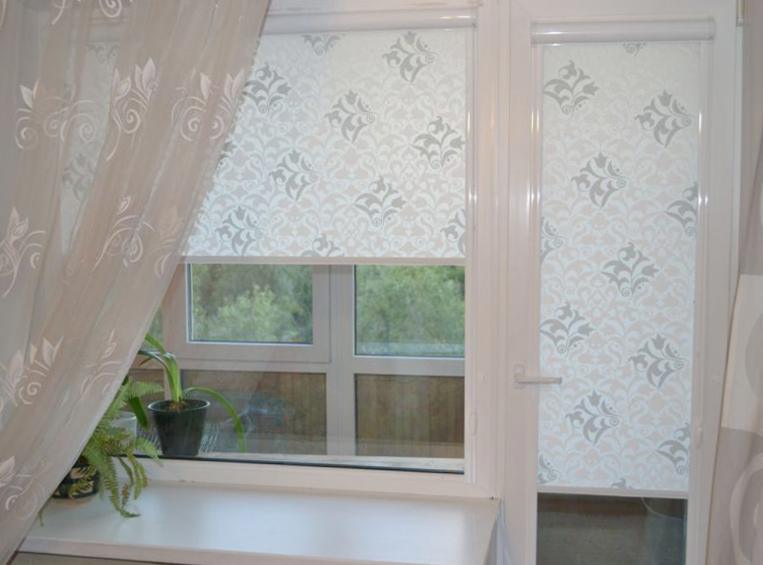 Оформление окна с балконом рулонными шторами