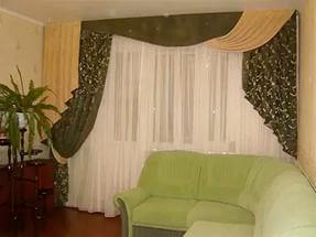Пример классического варианта штор с ламбрекеном для зала, использована портьерная ткань с рисунком