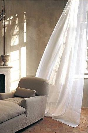Белая штора вуаль в гостиной