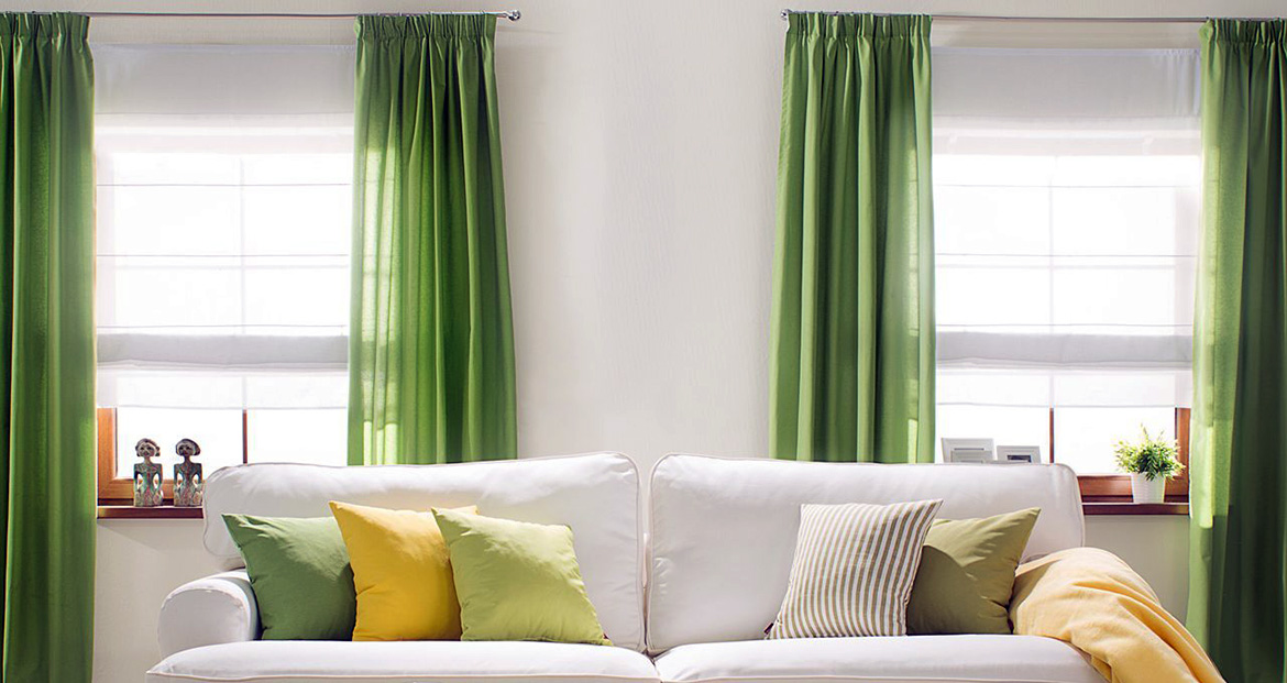 Темно зеленые шторы в интерьере гостиной