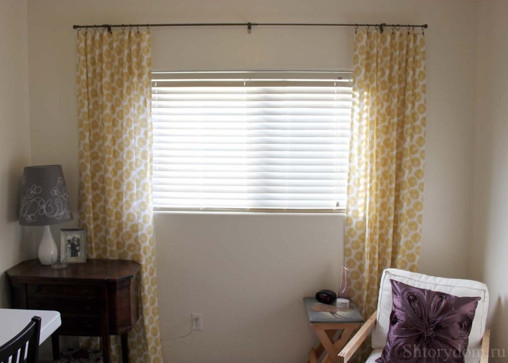 Даже маленькую комнату с непропорциональным окном способны преобразить простые портьеры