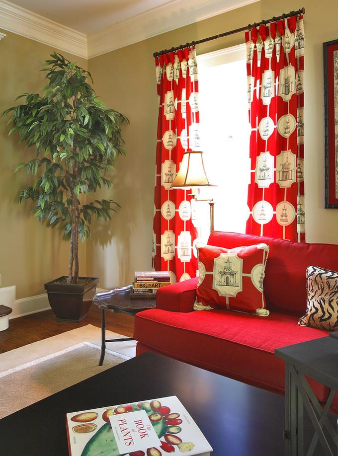 Комната с красными шторами и диваном