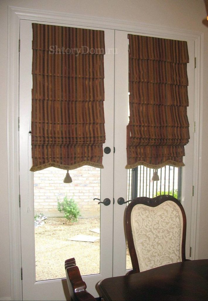 Римские шторы на входной двери