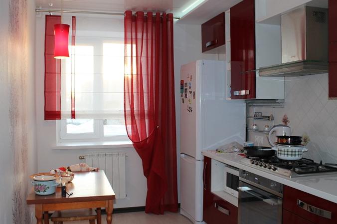 Красно белые римские шторы на кухне