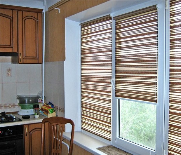 Маленькая кухня шторы рулонные фото