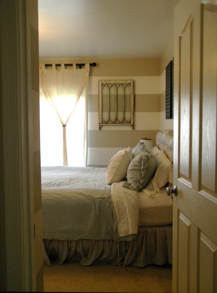 Текстиль в небольшой спальне