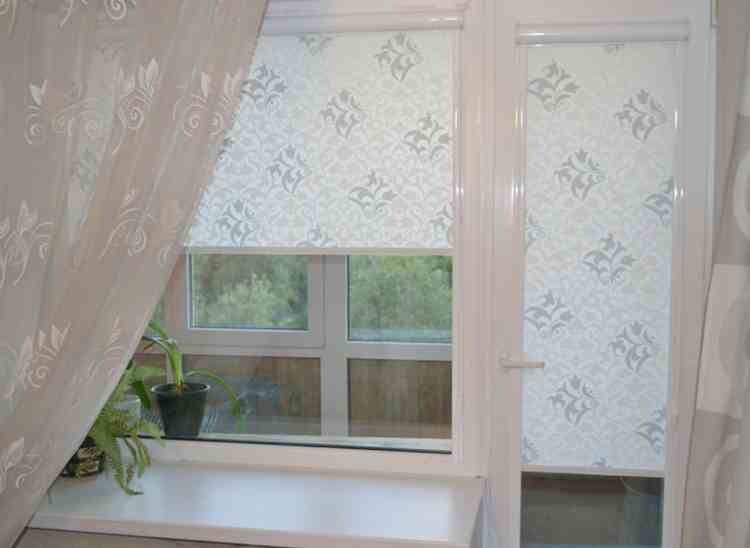 Рулонные шторы с тюль на окно с балконной дверью