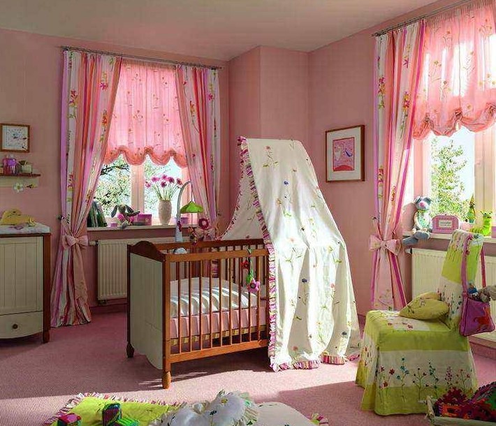 Комната девочки в розовом текстиле