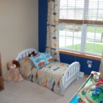Комната для малыша бело синяя