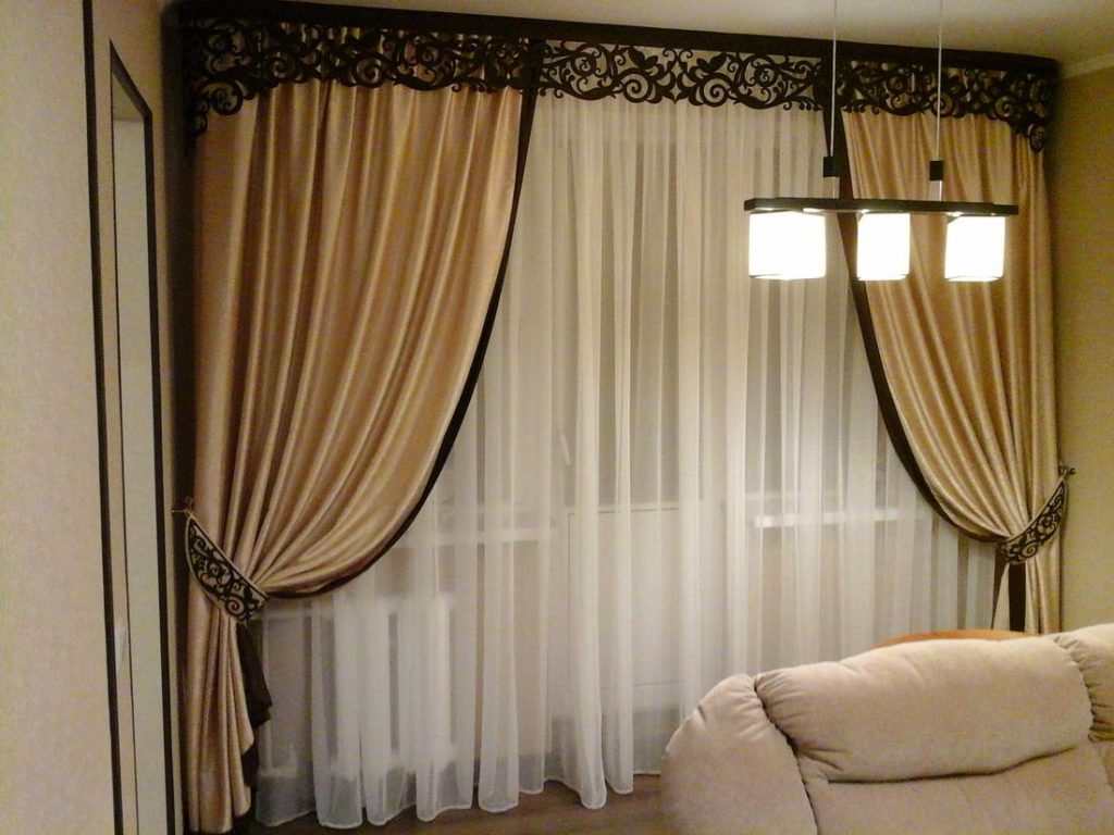 Ажурный ламбрекен на шторах в гостиной