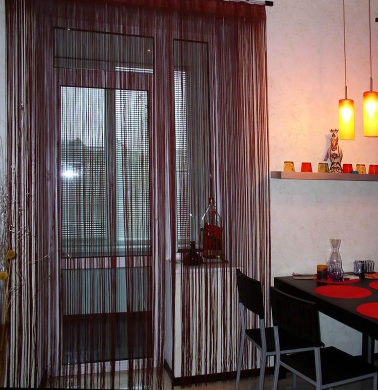 Нитяные шторы в интерьере кухни цвет бордо