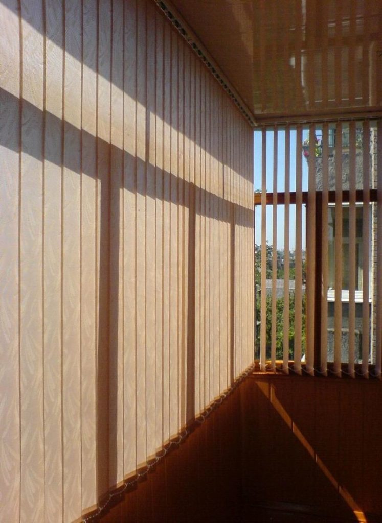 Вертикальные жалюзи на солнечном балконе фото