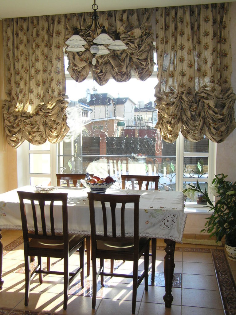 Фото столовой с пышными шторами