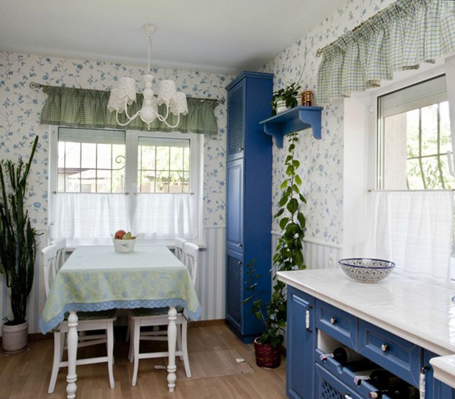 Кухонные окна оформлены в стиле прованс