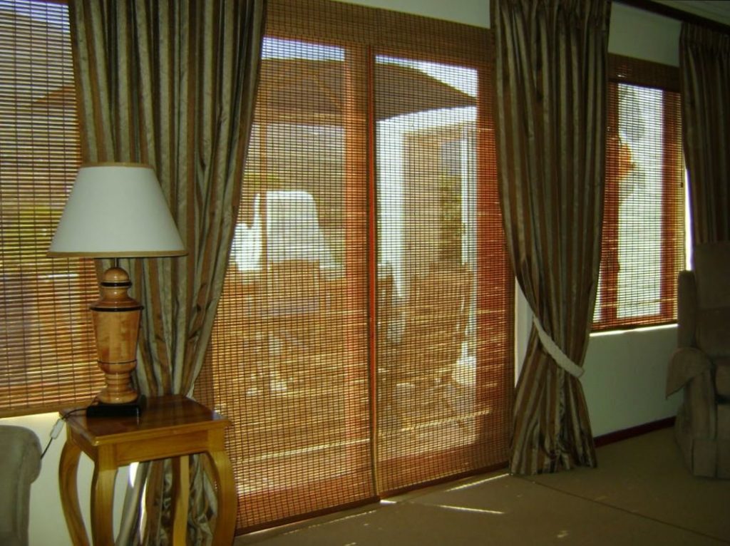 Бамбуковые полотна на панорамных окнах фото