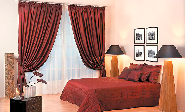 Яркие шторы в интерьере спальни, гостиной