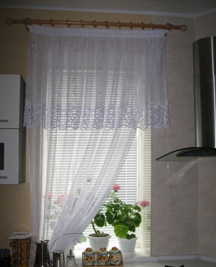 Два вида тюли на кухонном окне фото