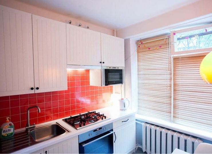 деревянные жалюзи горизонтальные на кухне фото