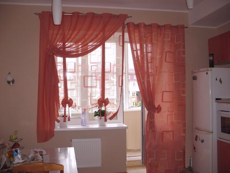 Цветная вуаль и тонкие шторы в кухне