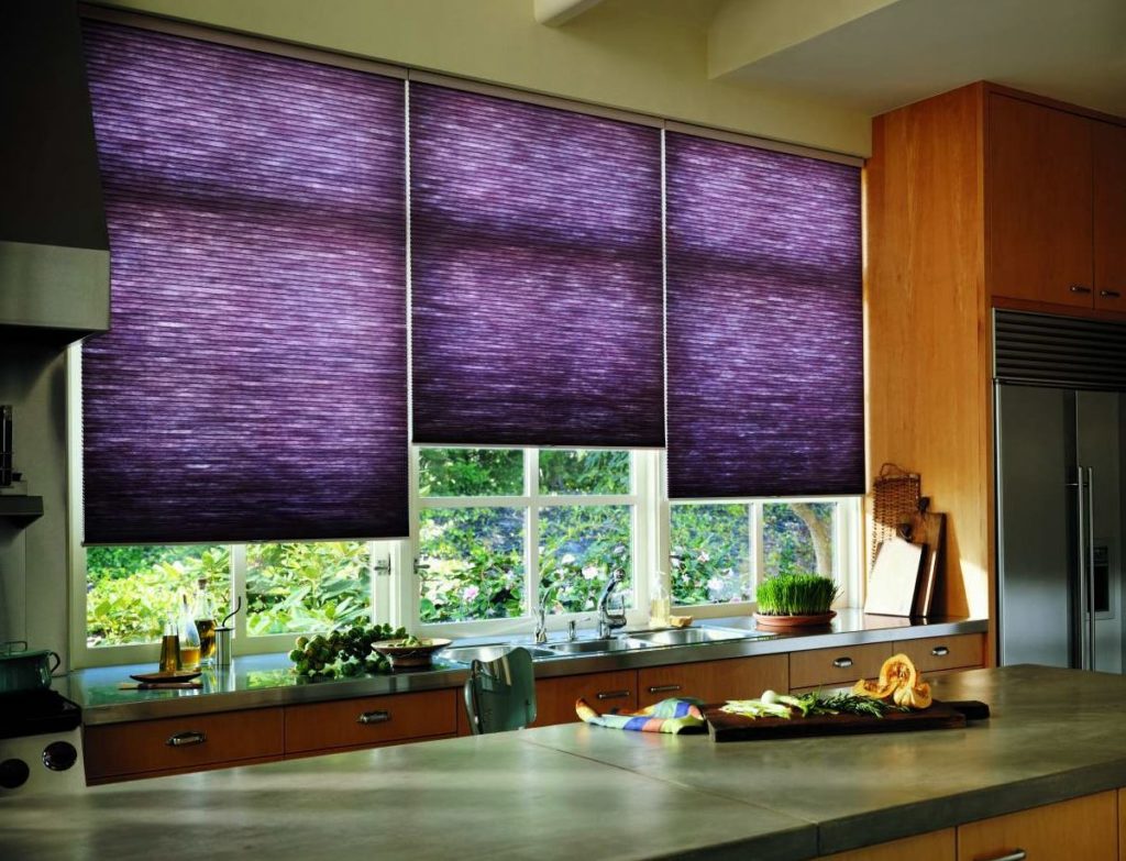 фиолетовые рулонные шторы в кухне фото 