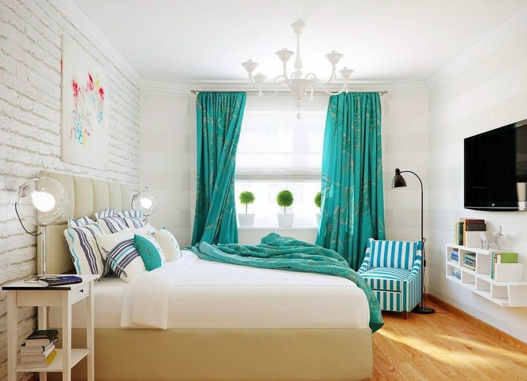 яркие бирюзовые шторы в спальне фото