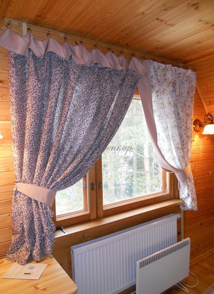 Голубые шторы из ситца к деревянным стенам как смотрятся