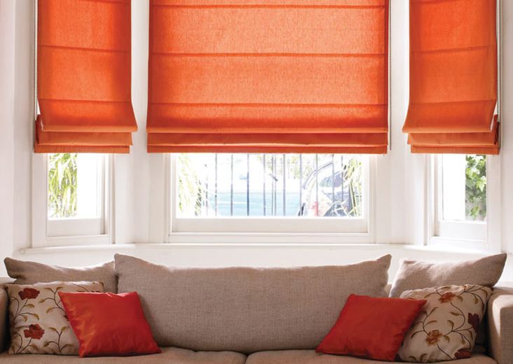 римские оранжевые шторы в спальне