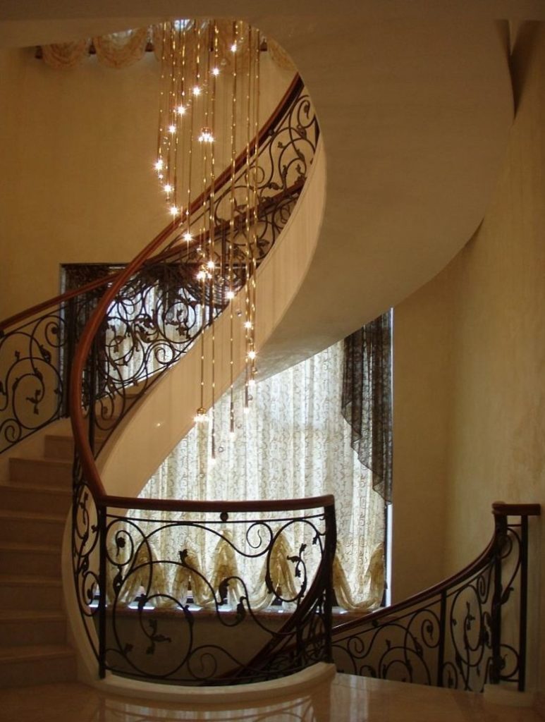 Шторы на лестницу - о текстиле для коттеджа