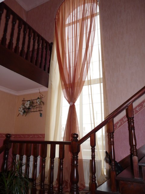 Шторы на лестницу - о текстиле для коттеджа