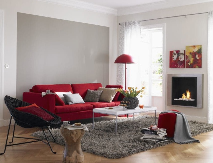 Красный диван в интерьере гостиной, подробно об этом явлении