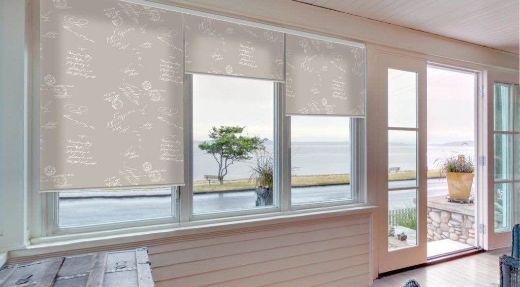 Рулонные шторы на окна с видом на море